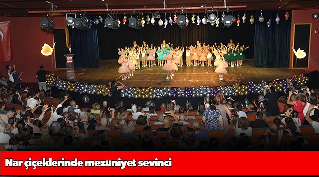 Nar çiçeklerinde mezuniyet sevinci