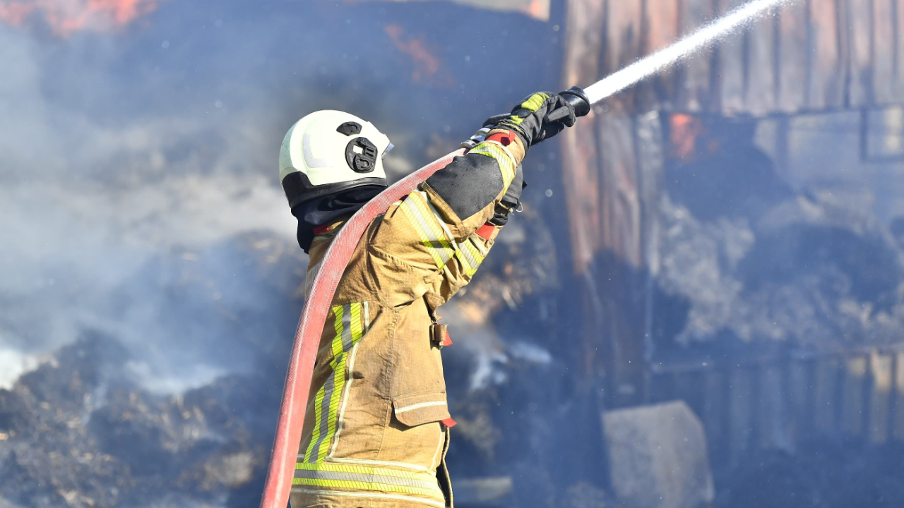 Bayındır&#039;da köy içinde çıkan ot yangını yerleşim alanlarını tehdit etti