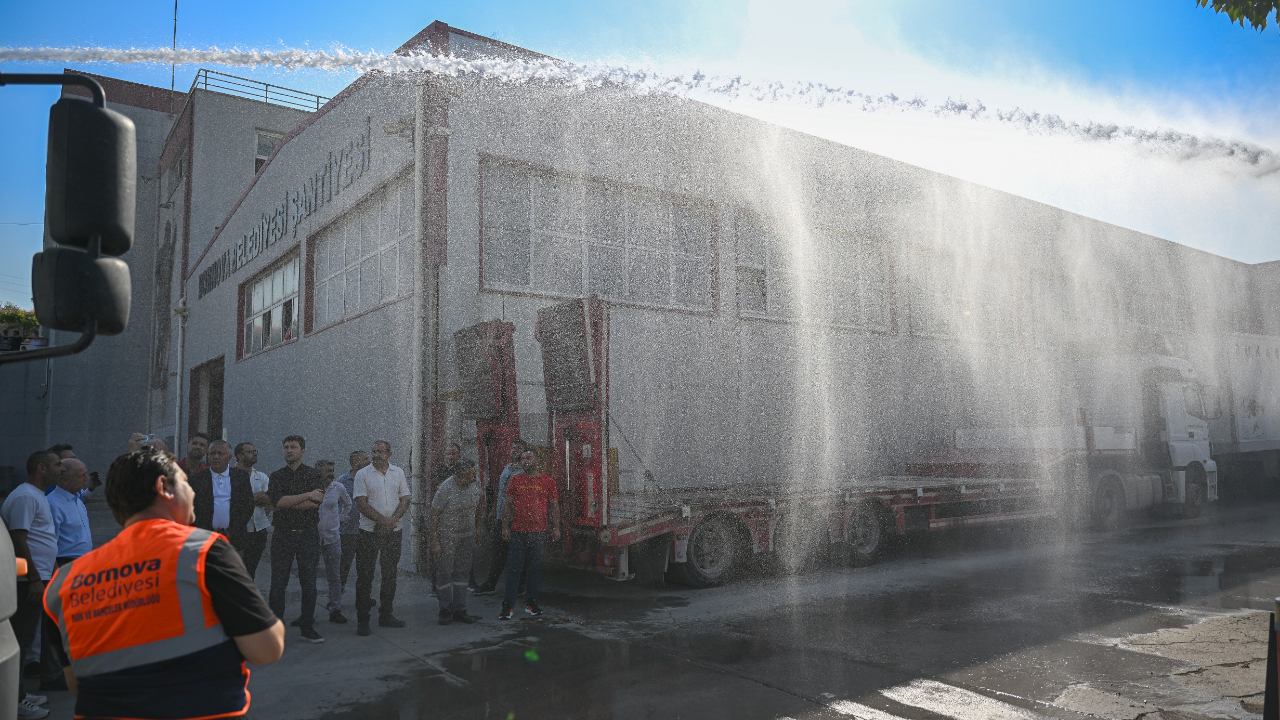 Bornova Belediyesi’nin yangınla mücadelesi büyük takdir topladı