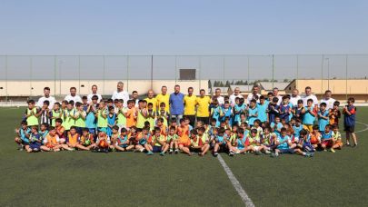 Profesyonel futbolcular geleceğin yıldızlarına hocalık yaptı