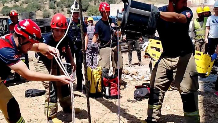 İzmir İtfaiyesi kuyuya düşen yurttaşı kurtardı