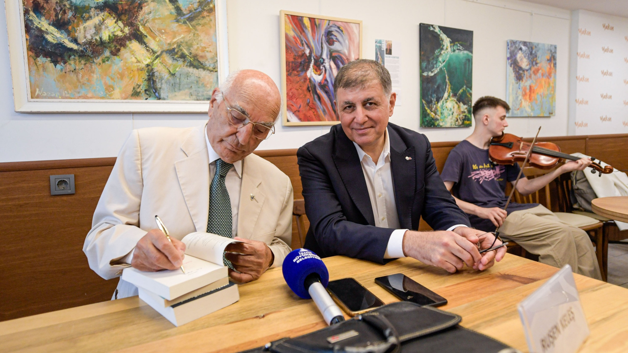 Başkan Tugay Prof. Dr. Ruşen Keleş’in imza gününe katıldı