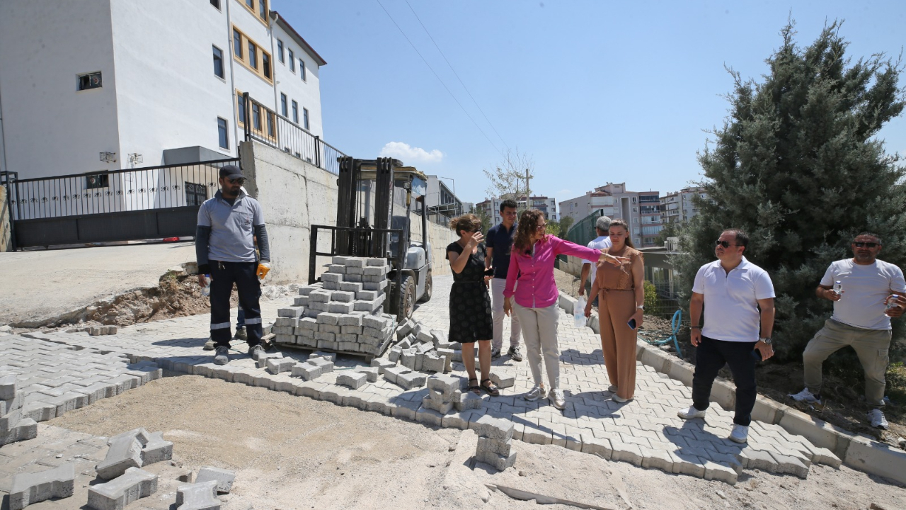 Karşıyaka’da yol yapım çalışmaları aralıksız sürüyor