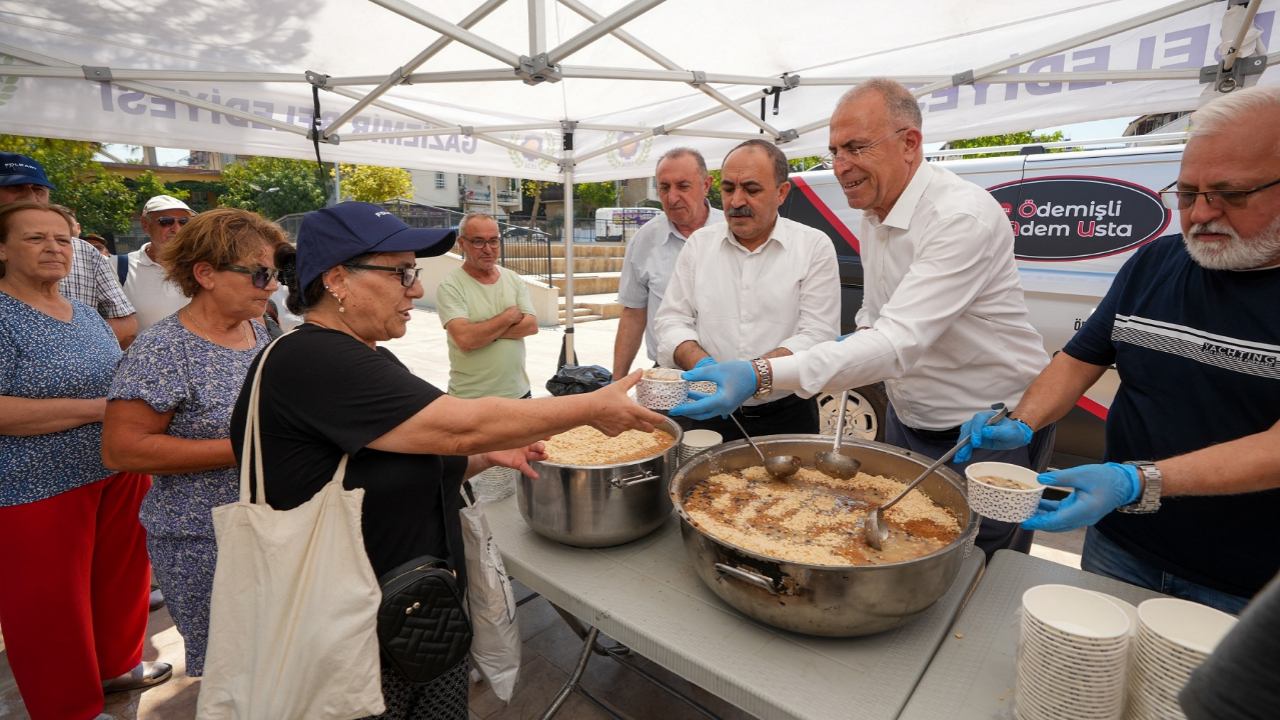 Gaziemir Belediyesi’nden aşure ikramı