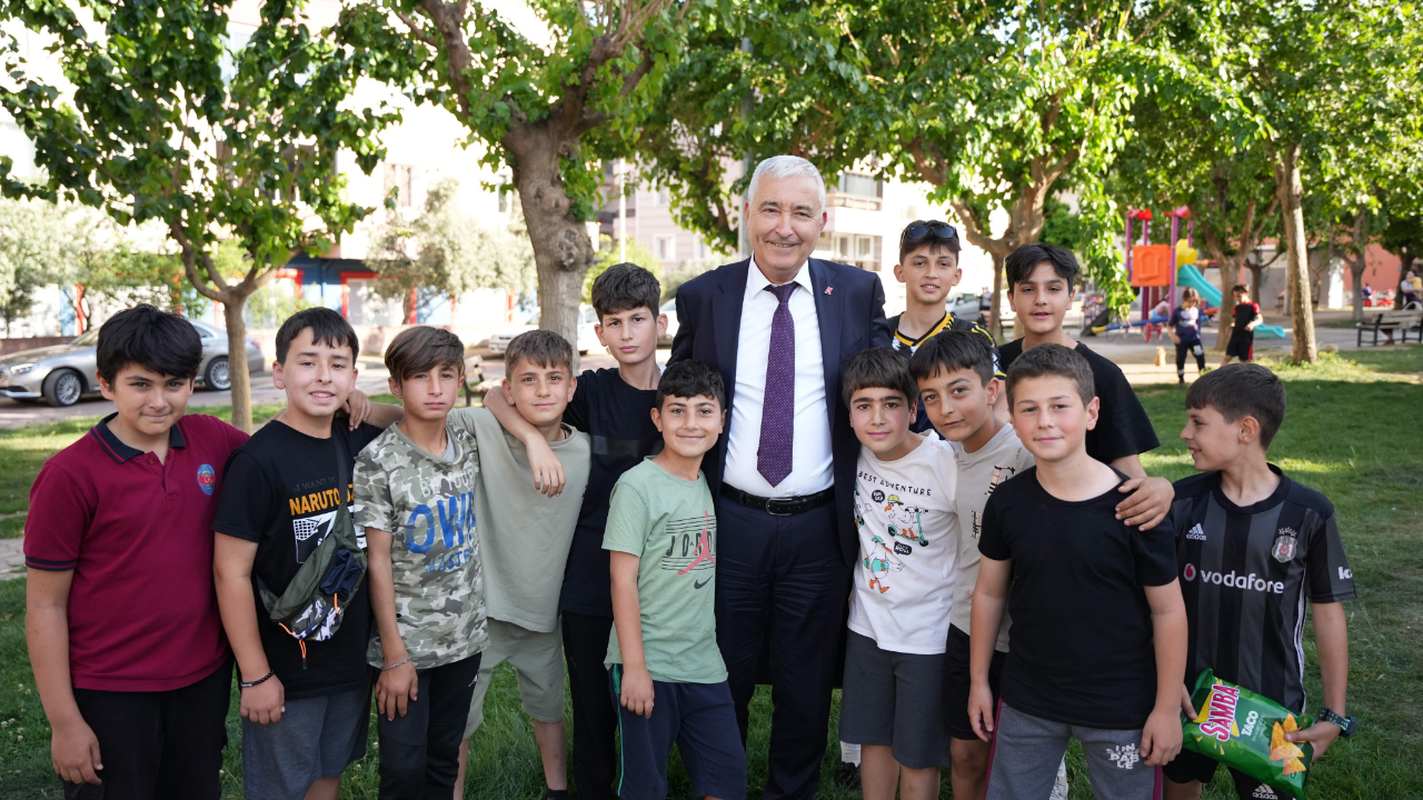 Kemalpaşa&#039;ya 17 yeni mini futbol sahası