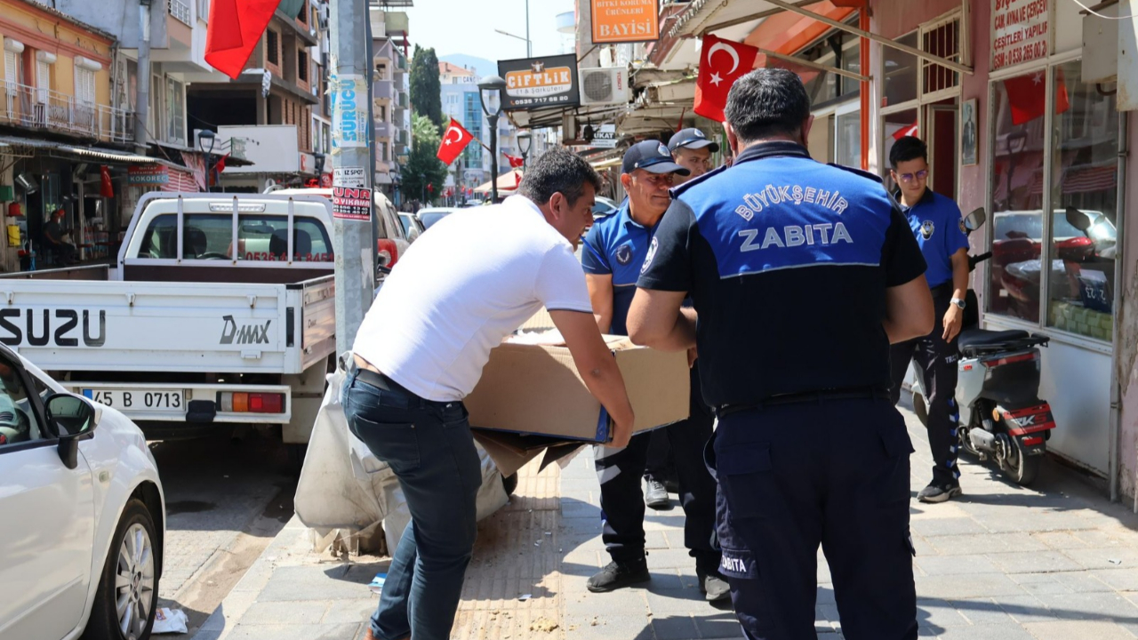 Büyükşehir’den Ahmetli’de Kaldırım İşgallerine Denetim