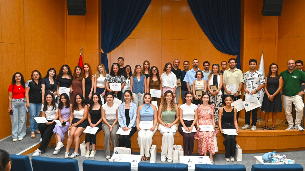 Karabağlar Akademi İlk Mezunlarını Verdi