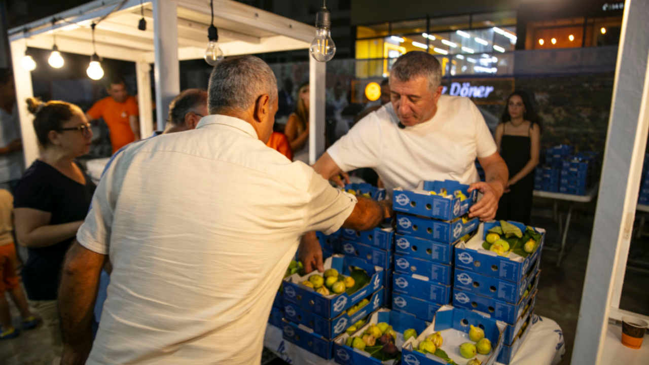 Dalında Kuruyan Bardacığı Belediye Aldı Halka Ücretsiz Dağıttı