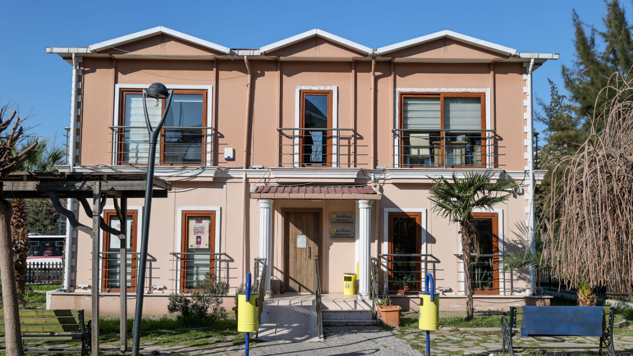 Bucalı kadınların kendilerini yalnız hissetmediği yer: “Özgecan Aslan Kadın Danışma Merkezi”