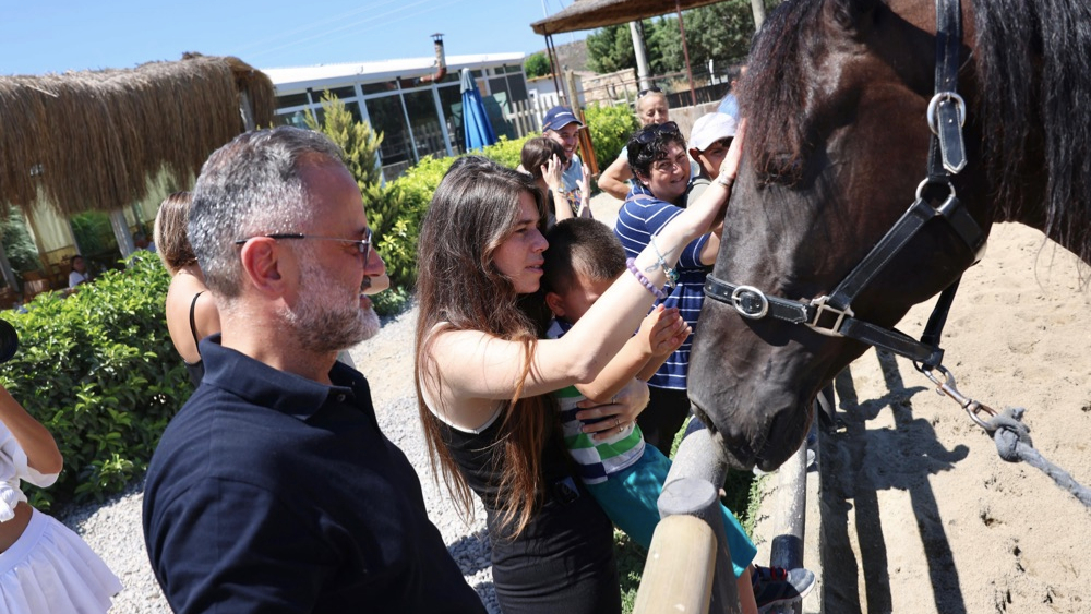 Başkan Denizli özel gereksinimli çocuklarla at çiftliği gezisinde buluştu