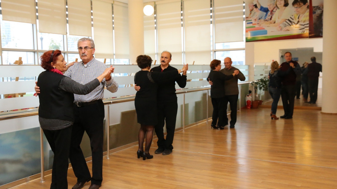 Karşıyaka Belediyesi'nden ücretsiz salon dansları kursu