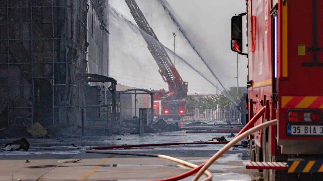 İzmir İtfaiyesi ALOSBİ’deki fabrika yangınını hızla söndürdü