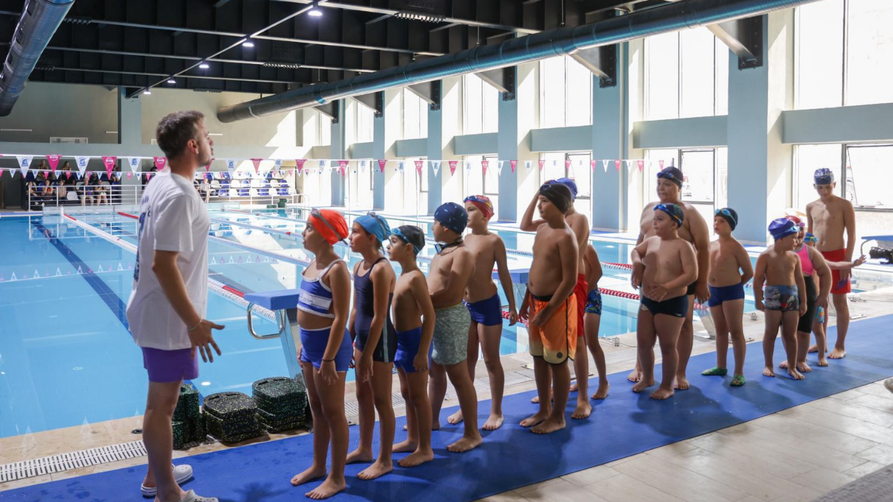 Buca’nın yıldızı Sporium yüzme kursları ile kapılarını açtı