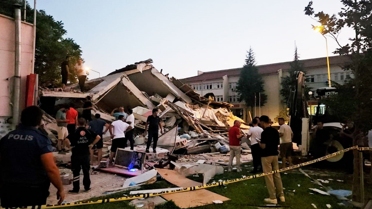 Son Dakika: Balıkesir&#039;de yıkılan binayla ilgili 2 gözaltı