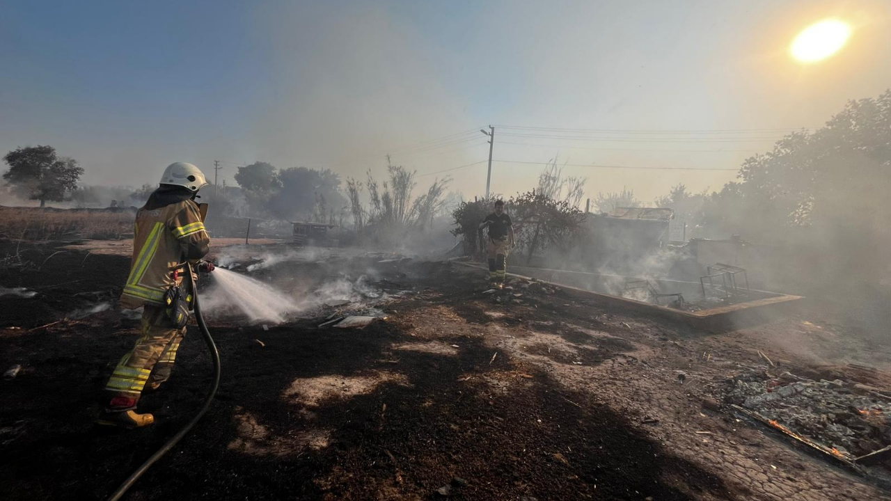Menemen’deki ot yangını fabrikalara sıçramadan kontrol altına alındı