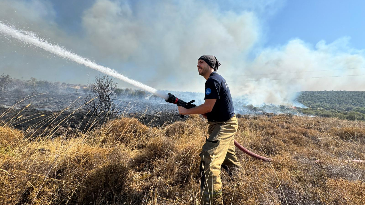 İzmir İtfaiyesi kentsel ve kırsal yangınlarla mücadele ediyor