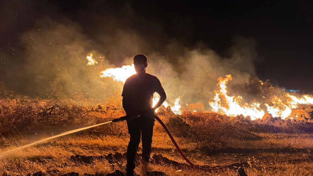 İzmir İtfaiyesi Buca'da başlayıp Gaziemir'e ulaşan yangına karşı siper oldu