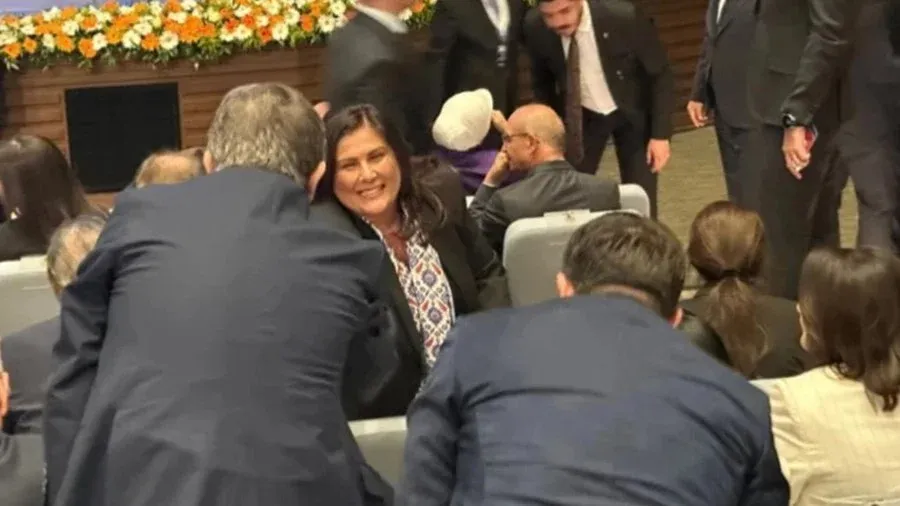 Tüm gözler oradaydı... Özlem Çerçioğlu&#039;ndan AK Parti saflarında ilk fotoğraf