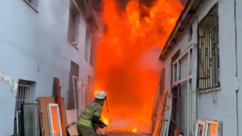 İzmir İtfaiyesi Konak’taki yangına müdahale etti