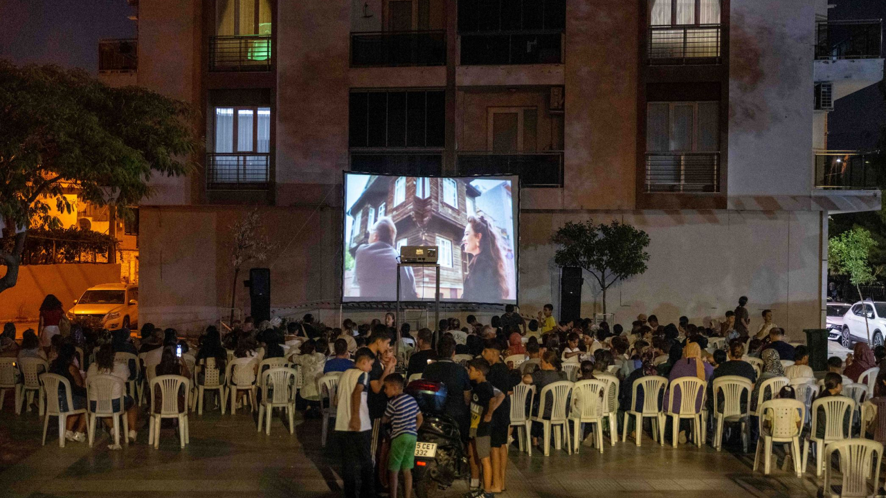 Binlerce Bornovalı açık hava sinemasında bir araya geldi