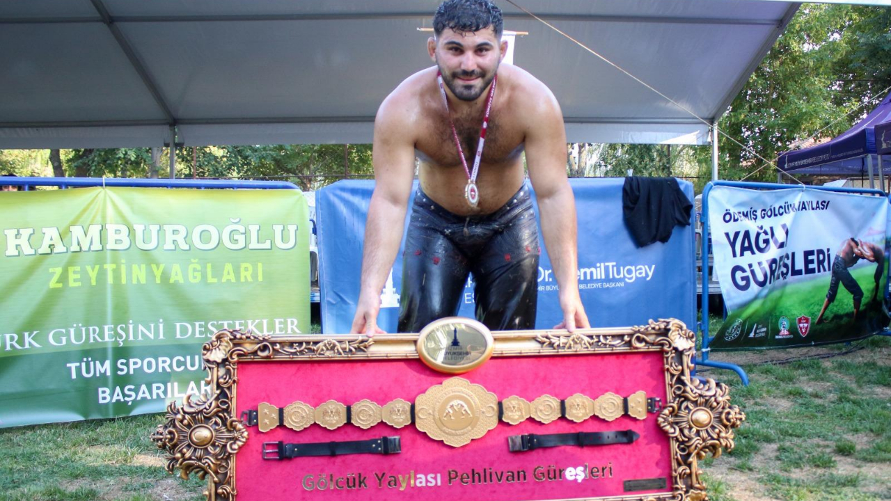 İzmir’in yağlı güreş şöleninde başpehlivan Erkan Taş oldu