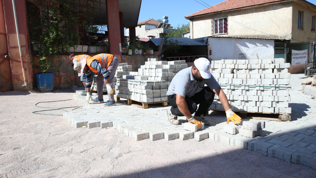 Çiğli’de yol ve park çalışmaları hız kesmeden sürüyor