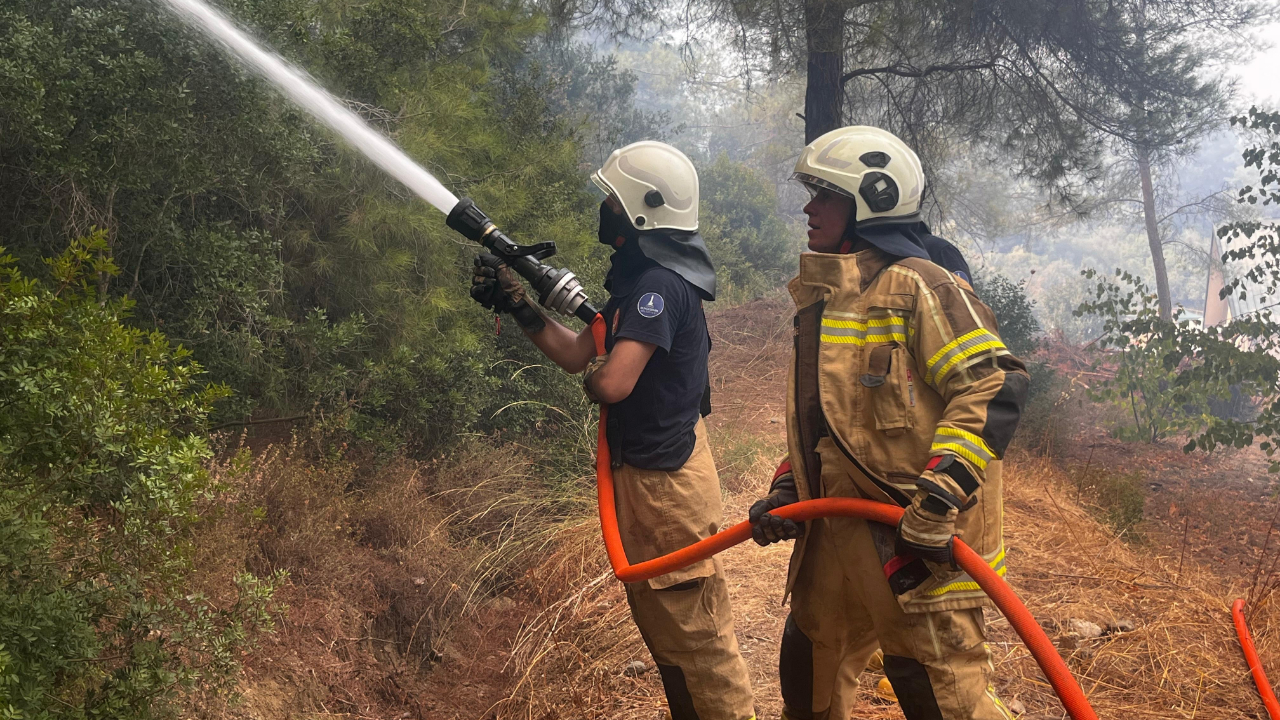 İzmir İtfaiyesi Menderes’te alevlerle mücadele ediyor