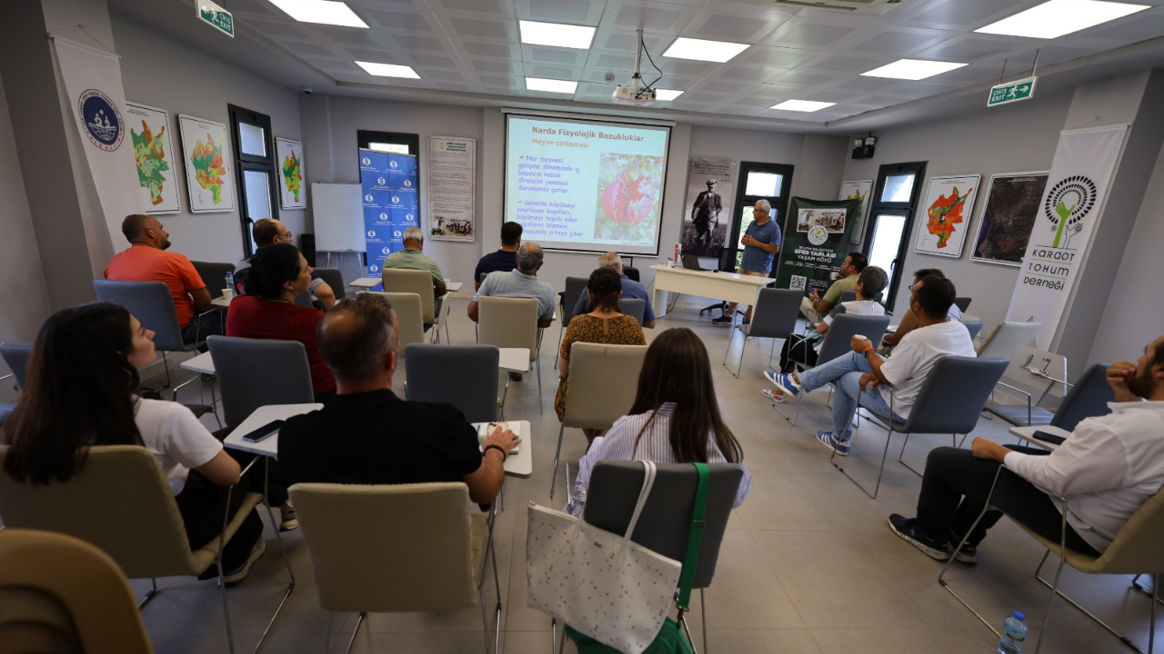 Efes Tarlası Yaşam Köyü’nde Nar Üreticilerine Eğitim