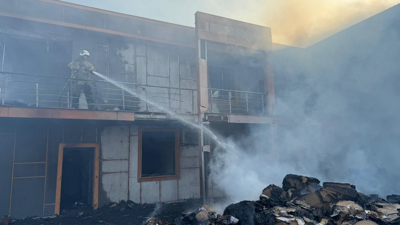 İzmir İtfaiyesi Menemen’deki iş yeri yangınını kontrol altına aldı