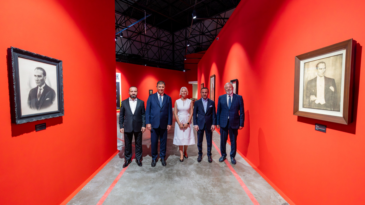 Atatürk ve Refik Anadol sergileri İzmirliler ile buluşuyor