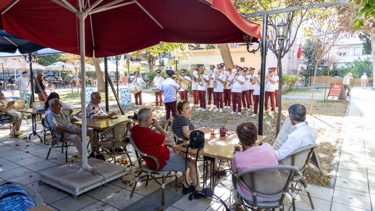 Karşıyaka Belediye Bandosu’ndan sokak konserleri