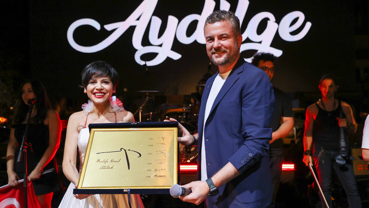 Buca’da Zafer Bayramı coşkusu Aydilge konseri ile taçlandı