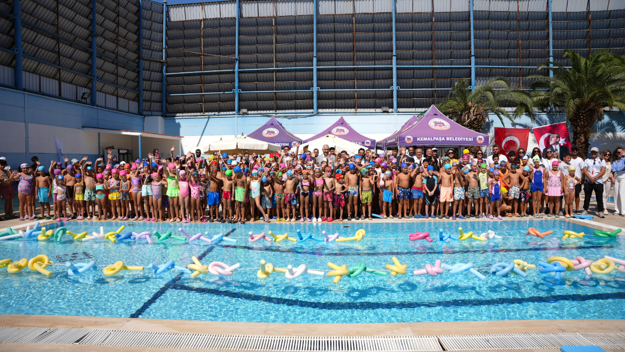 Kemalpaşa&#039;da yüzlerce çocuk yüzme kursunu başarıyla tamamladı