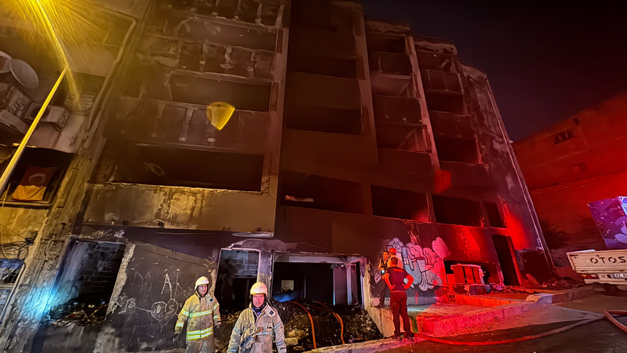 İzmir İtfaiyesi Konak’ta çıkan yangında iki kişiyi kurtardı