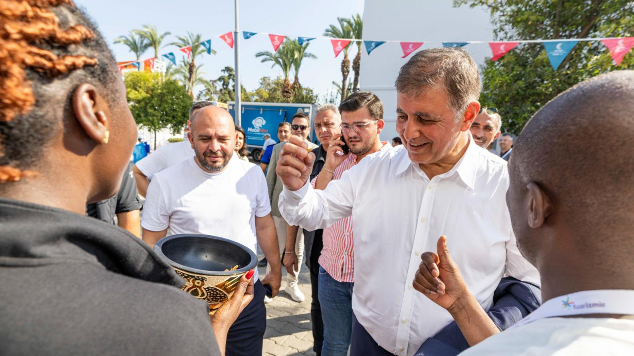 İzmir’in geleceğini anlatan sergi “İz’in Peşinde Şehrin İçinde” açıldı
