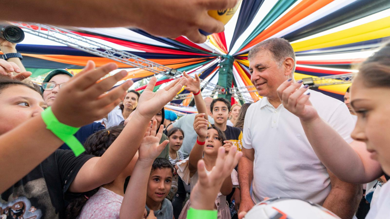 Başkan Tugay 94. İEF’de çocukları misafir etti