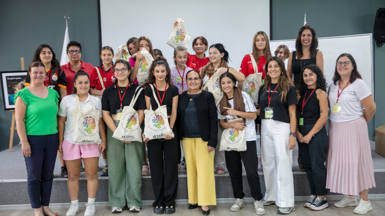 Güzelbahçe ve İBB işbirliğiyle Güzelbahçe Belediyesi Kız Futbol Takımı'na Biraz Konuşalım mı? eğitimi
