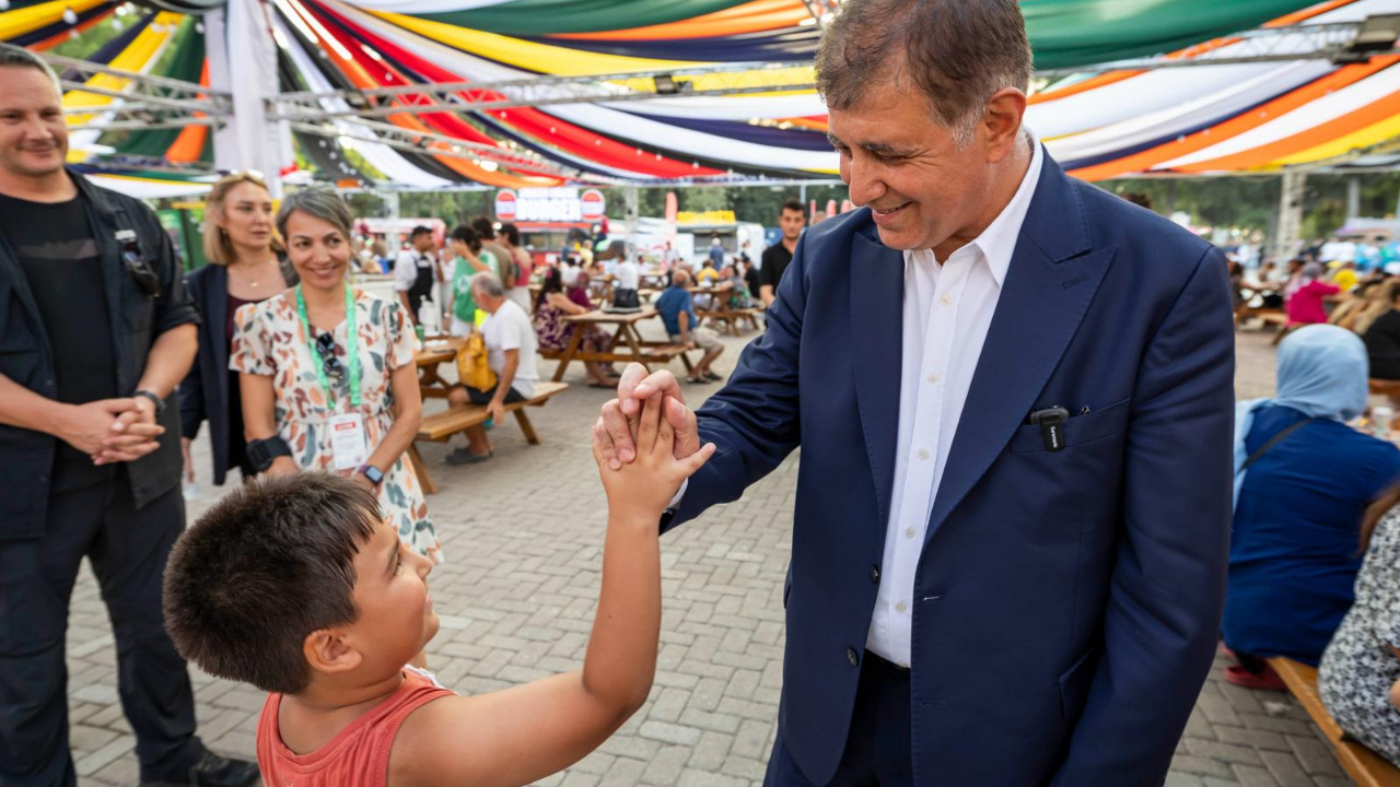Başkan Tugay’dan çocuklara özel ilgi