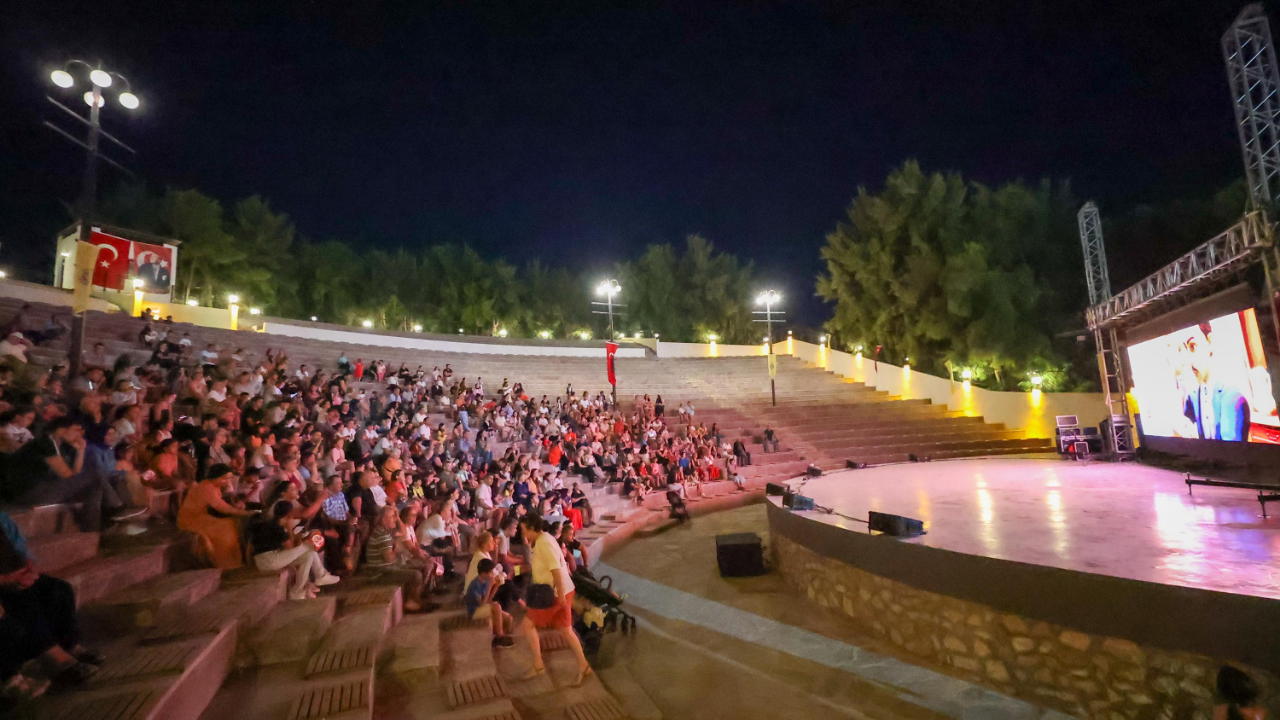 Bucalı çocuklar Başkan Görkem Dumanla film izledi