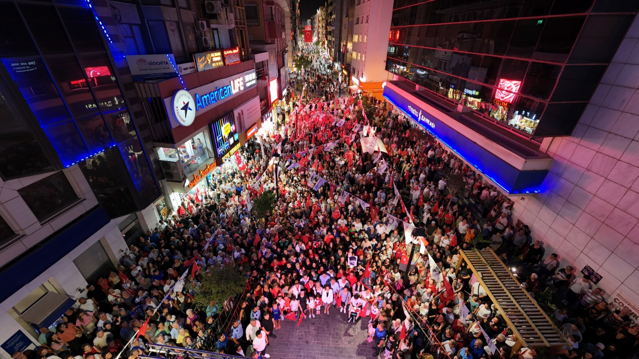 Yılmaz Özdil ve Korcan Karar Karşıyaka’da!