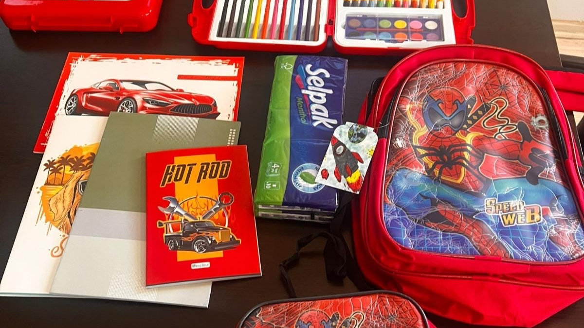 Bayraklı Belediyesinden öğrencilere kırtasiye ve kıyafet desteği