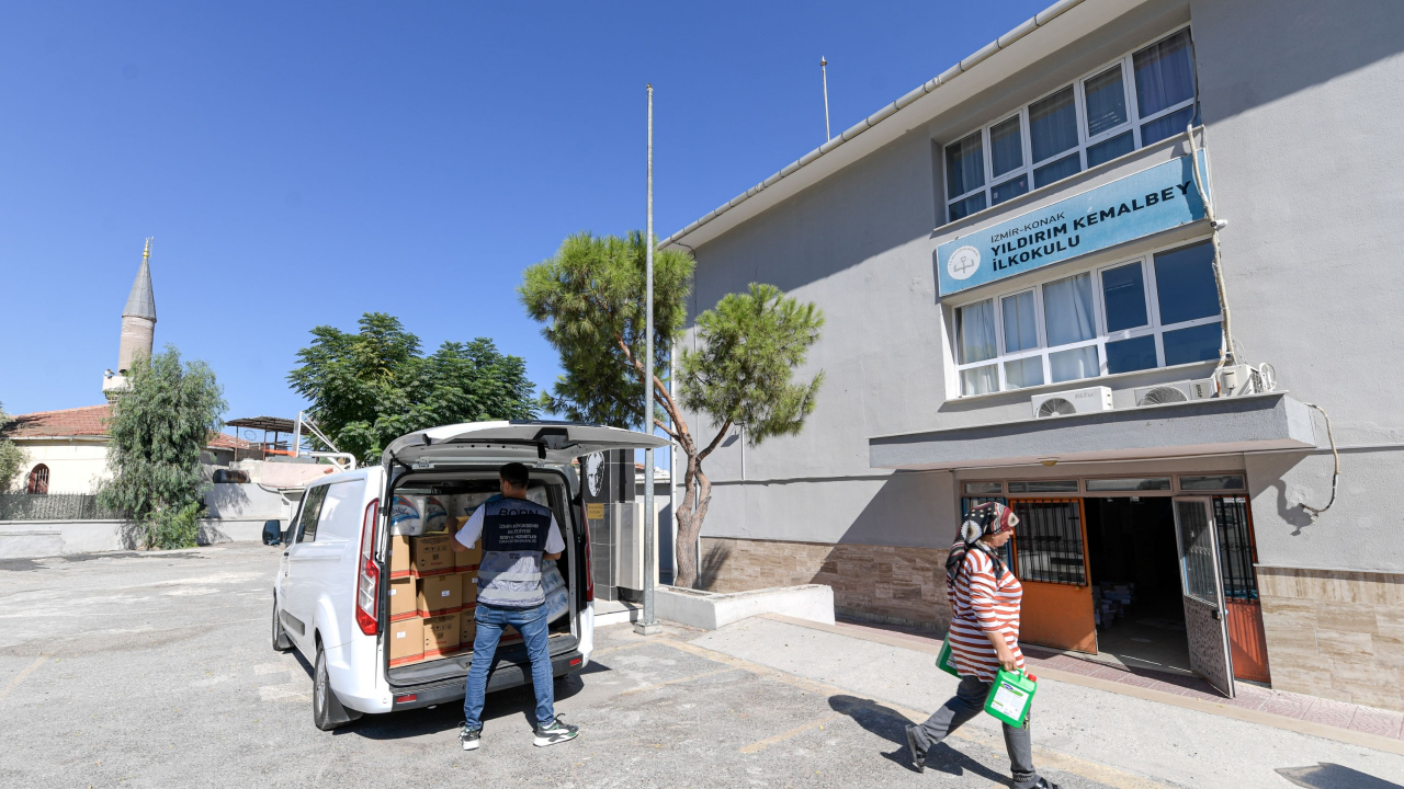 İzmir Büyükşehir Belediyesi’nden okullara hijyen seti desteği