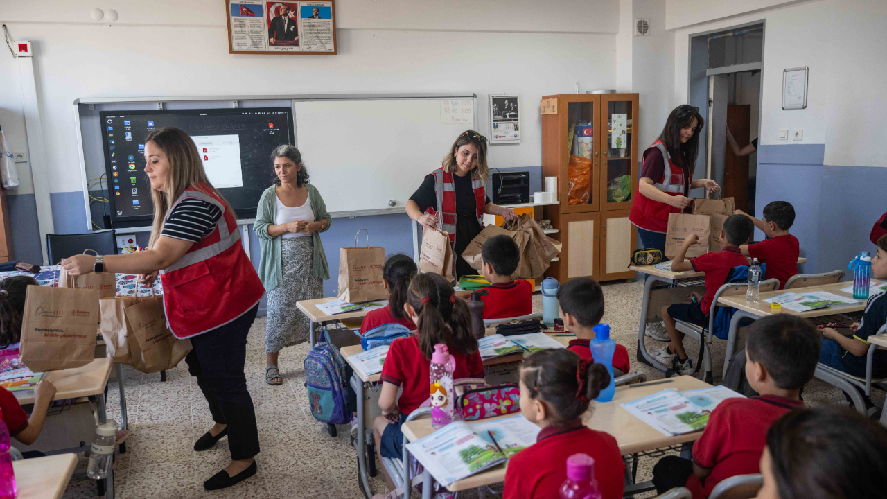 Bornova Belediyesi’nden Öğrencilere İlk Gün Desteği