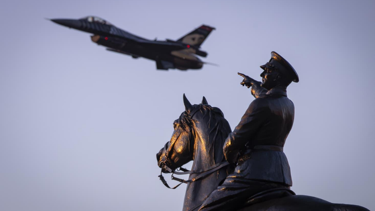 İzmir semalarında “kurtuluş” coşkusu