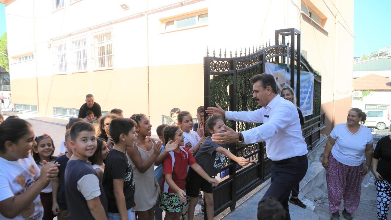 Dikili Belediyesi’nden minik öğrencilere eğitim seti desteği