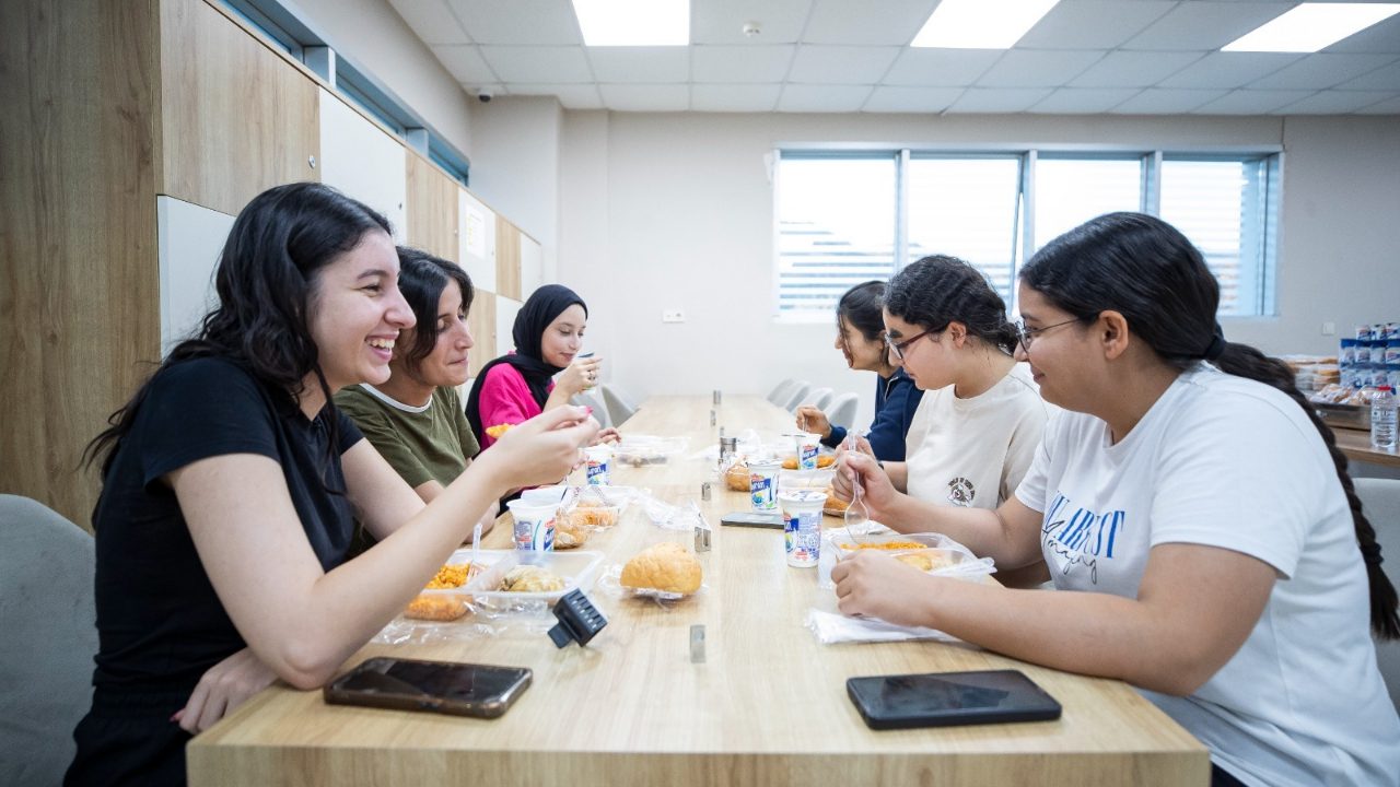 İzmir Büyükşehir Belediyesi öğrencilerin yanında