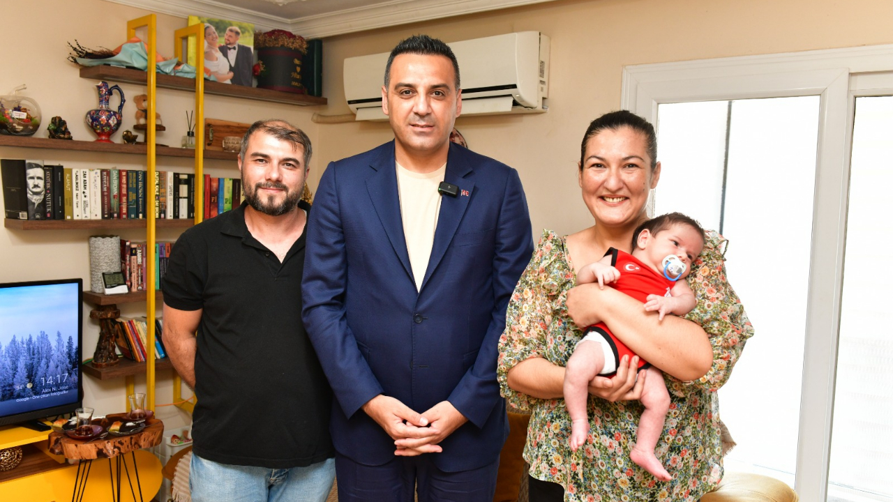 Çiğli’de Yeni doğan bebeklere hediye çantası dağıtılıyor