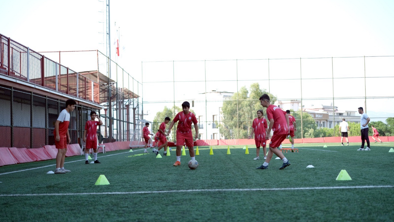 Bayraklı’da 3 Bin 500 kişi yaz spor okullarında buluştu