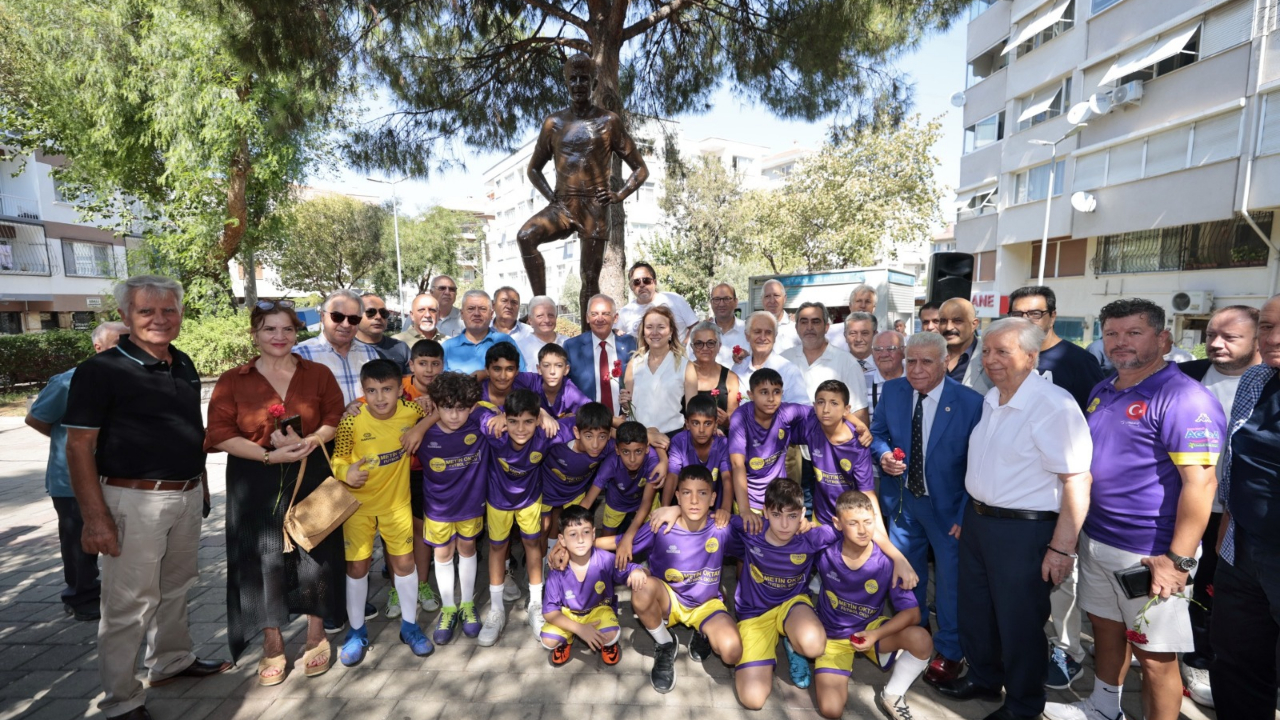 Taçsız Kral Konak’taki heykeli önünde anıldı