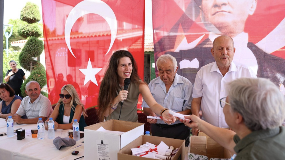 Başkan Denizli, Çeşme’de 32 yıllık tapu sorununu çözdü